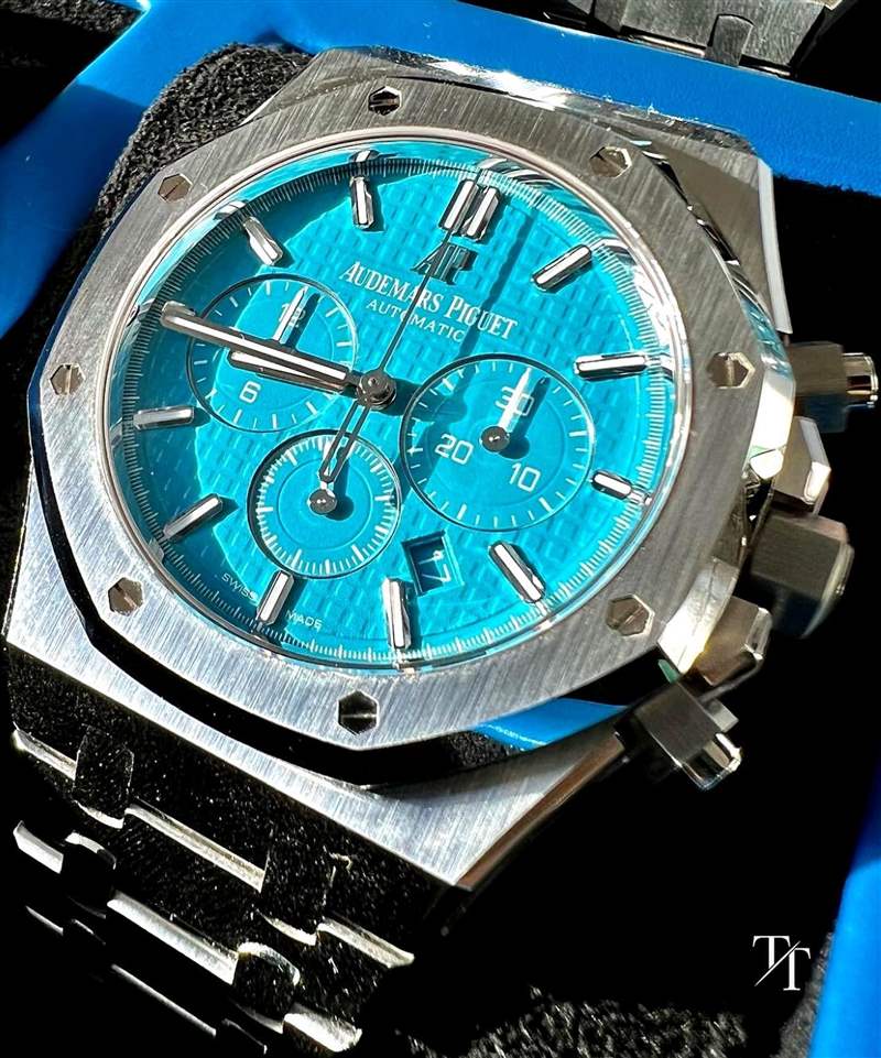 從面盤格局可以看出手表搭載的是RO系列計時碼表較傳統的2385機芯，一樣的功能換成TIFFANY藍面讓人感到耳目一新。 （Source：timeandtonic）