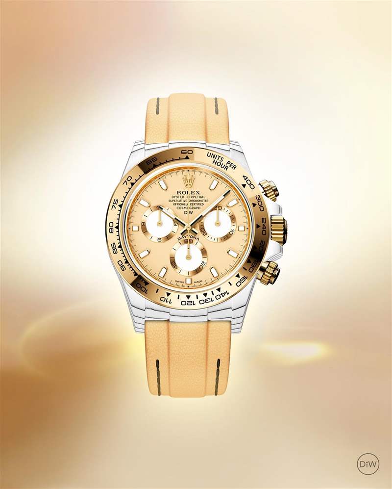 DiW又再改裝勞力士Daytona了,這次品牌使用另一種科技材質(zhì),以有別于碳纖維黑色調(diào)的白色風(fēng)格搭配黃金零件,散發(fā)耀眼光芒。 (Source:Designa Individual) Rolex Daytona特殊黃金改裝手表白色石英表殼自帶間紋盛惠50萬-復(fù)刻表