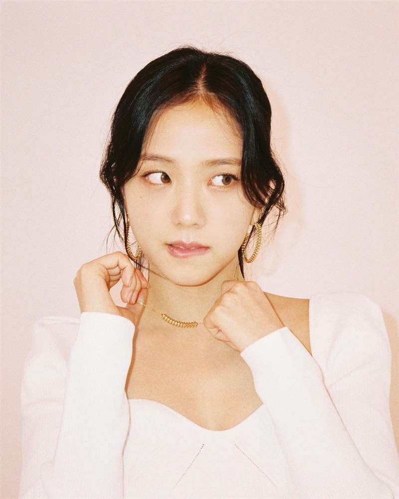 BLACKPINK Jisoo私服珠寶手表造型特搜! Jisoo私服珠寶手表造型特搜!「卡地亞Tank表、LOVE戒指」打造都會個性范本-復刻表