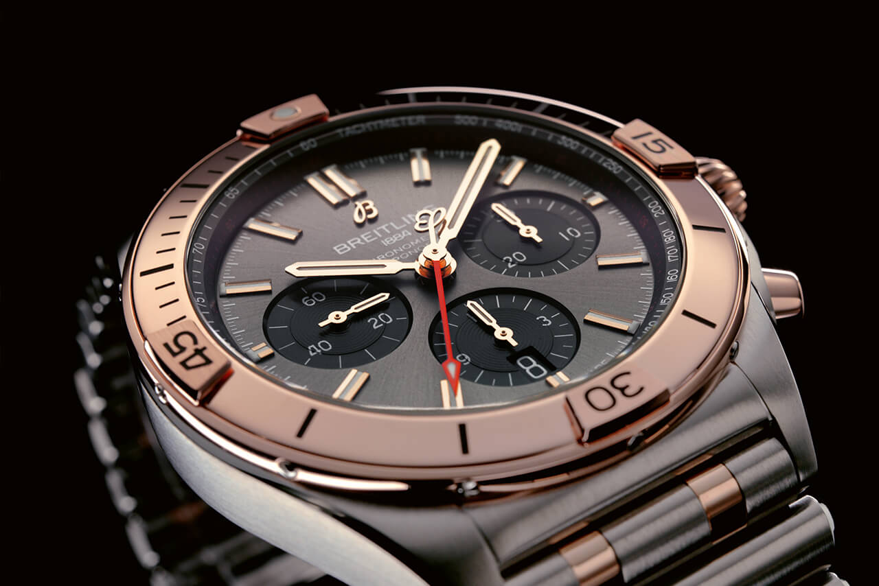 百年靈雙色 Chronomat B01 42 搭配無煙煤色表盤和黑色小表盤，以 18k 紅金表圈、表冠和按鈕為亮點(diǎn)_UB0134101B1U1
