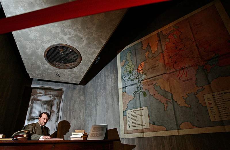 美國文物拍賣公司「亞歷山大歷史拍賣行」（Alexander Historical Auctions）最近釋出了一件很有意思的拍賣品，那是納粹帝國獨裁者希特拉（Adolf Hitler）曾擁有過的一款翻轉K金表，由于手表很稀有，加上原主人在歷史上曾扮演的重要角色，因此手表的估價也是非常可觀。 （GettyImages）