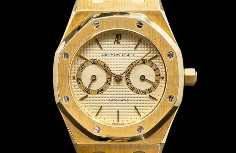 AP在1980年代推出的25572是一款具有日期星期顯示的皇家橡樹手錶,其中黃金款更被收藏家們暱稱為貓頭鷹。(Source:A Collected Man) AP皇家橡樹手表面世50周年經典極罕「貓頭鷹」25572BA-復刻表