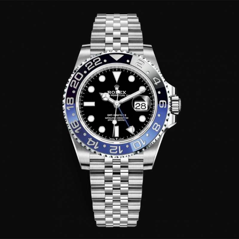 俗稱藍黑圈、BATMAN的Rolex GMT-Master II 116710BLNR是舊版本的款式，用的是三格表帶，早已經