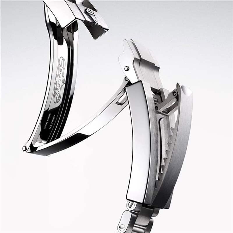 Glidelock延展系統將表扣內的蠔式折扣延展鏈節移除。 （Rolex）