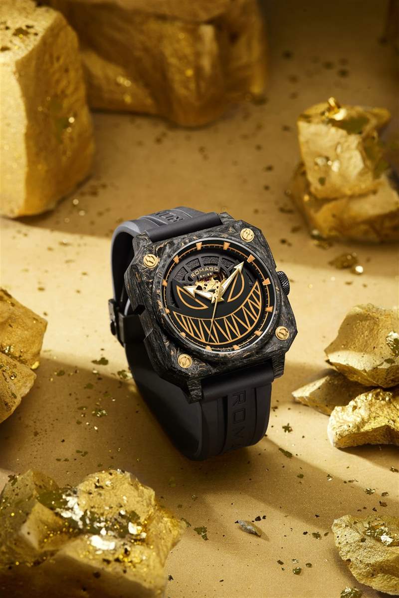馭光者系列18K黃金夜光涂層自動(dòng)腕表RM111-GD(圖片來(lái)源:ROMAGO) 獨(dú)立制表師ROMAGO黃金配夜光碳纖玩味新作漆黑中螢火蟲(chóng)沖擊視覺(jué)-復(fù)刻表