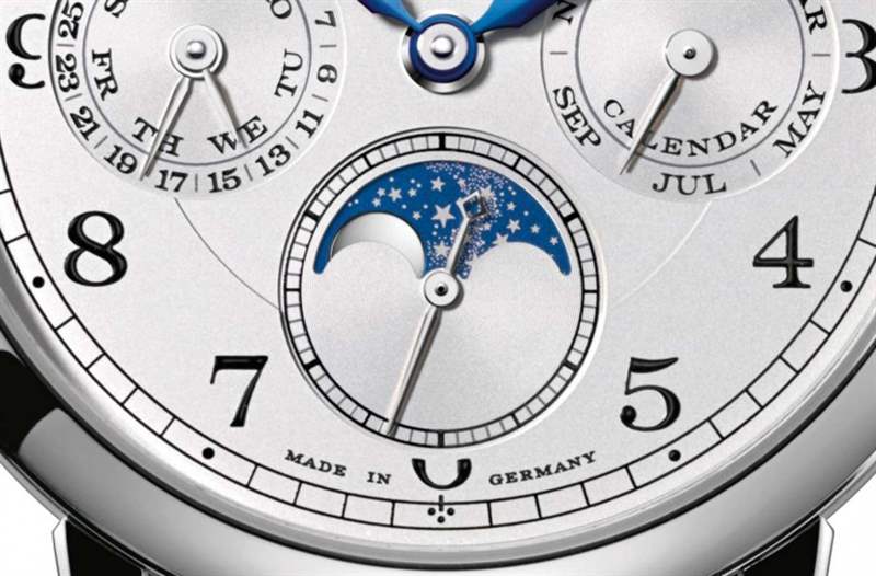 月相表另一吸引人之處，正是其工藝的巧思，每122.6年才與朔望月有一天