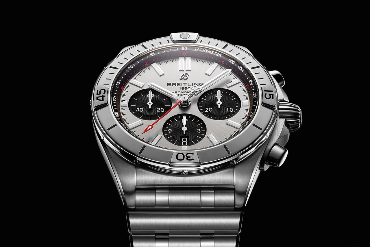 百年靈 Chronomat B01 42，銀色表盤和黑色對(duì)比色計(jì)時(shí)盤