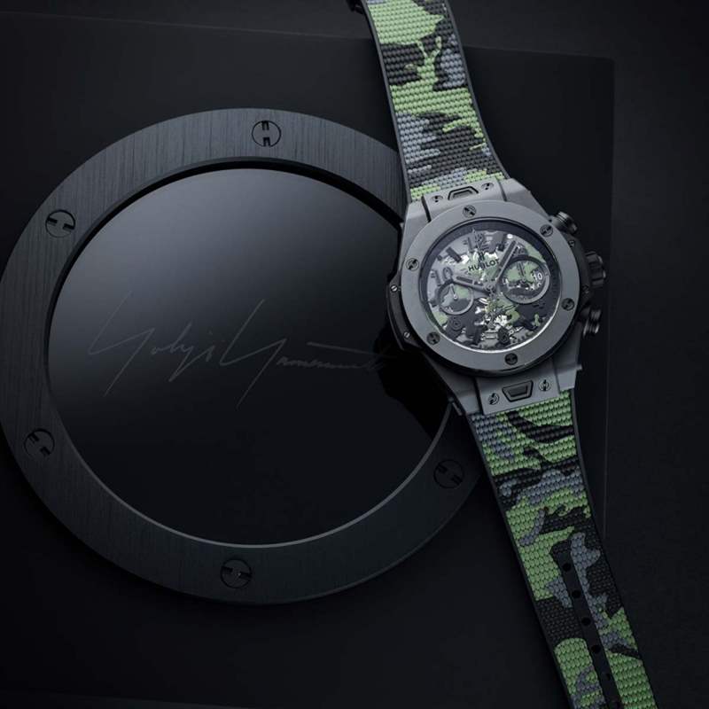 而表帶也延續(xù)了表盤上迷彩圖案的原創(chuàng)結(jié)構(gòu)設(shè)計，不是單純印刷的迷彩