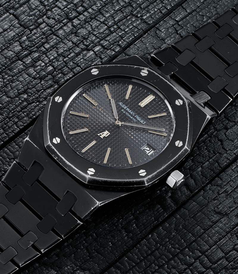 人稱「老佛爺」的已故時尚界巨星Karl Lagerfeld經常被捕捉到佩戴不同尺寸的皇家橡樹PVD塗層黑化版本，而他也常在佩戴後將之贈予友人或工作上的合作者。這枚Karl Lagerfeld的舊藏，型號5402ST黑色PVD塗層皇家橡樹「A系列」以93.7萬瑞郎成交。（圖片來源：富藝斯）