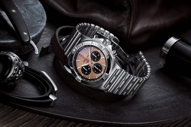 百年靈 Chronomat B01 42，帶有銅色表盤和黑色對(duì)比色計(jì)時(shí)盤