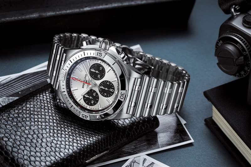 百年靈 Chronomat B01 42，銀色表盤和黑色對(duì)比色計(jì)時(shí)盤