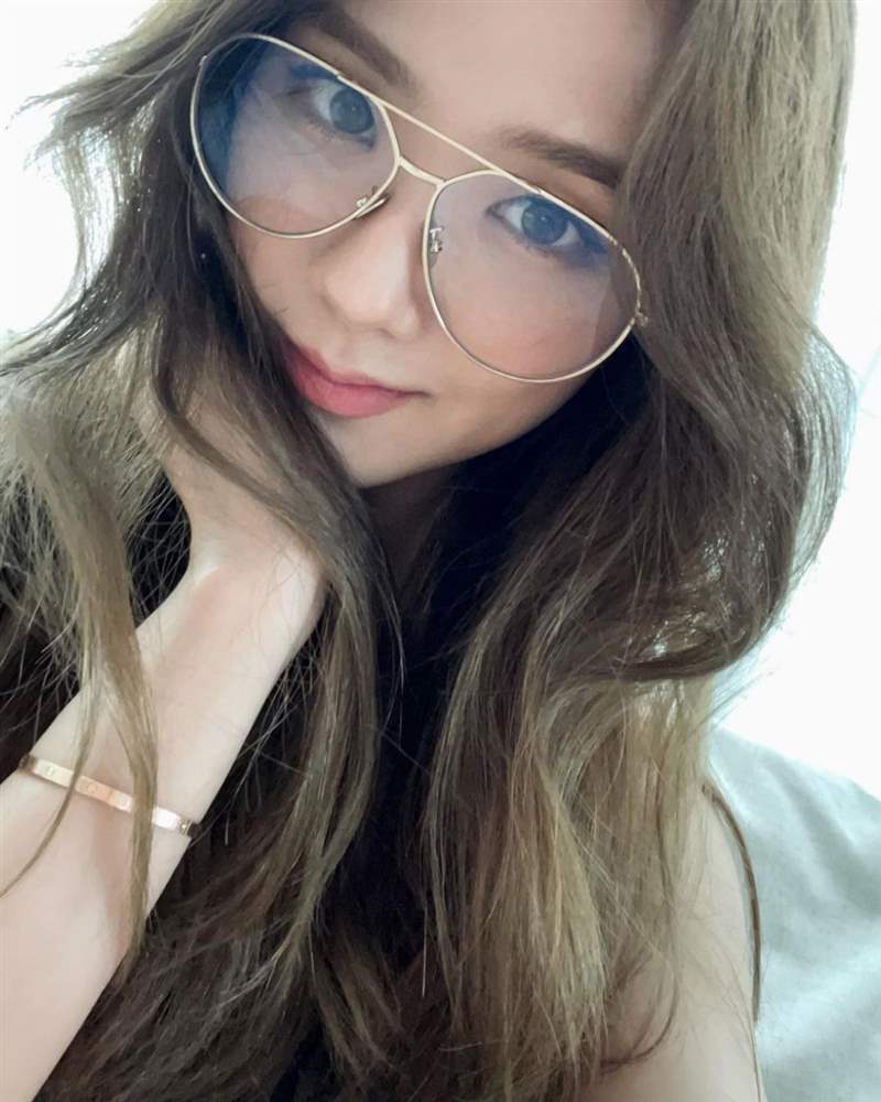 BLACKPINK Jisoo私服珠寶手表造型特搜! Jisoo私服珠寶手表造型特搜!「卡地亞Tank表、LOVE戒指」打造都會個性范本-復刻表