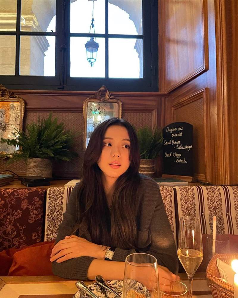 BLACKPINK Jisoo私服珠寶手表造型特搜! Jisoo私服珠寶手表造型特搜! Jisoo私服珠寶手表造型特搜!「卡地亞Tank表、LOVE戒指」打造都會個性范本-復刻表