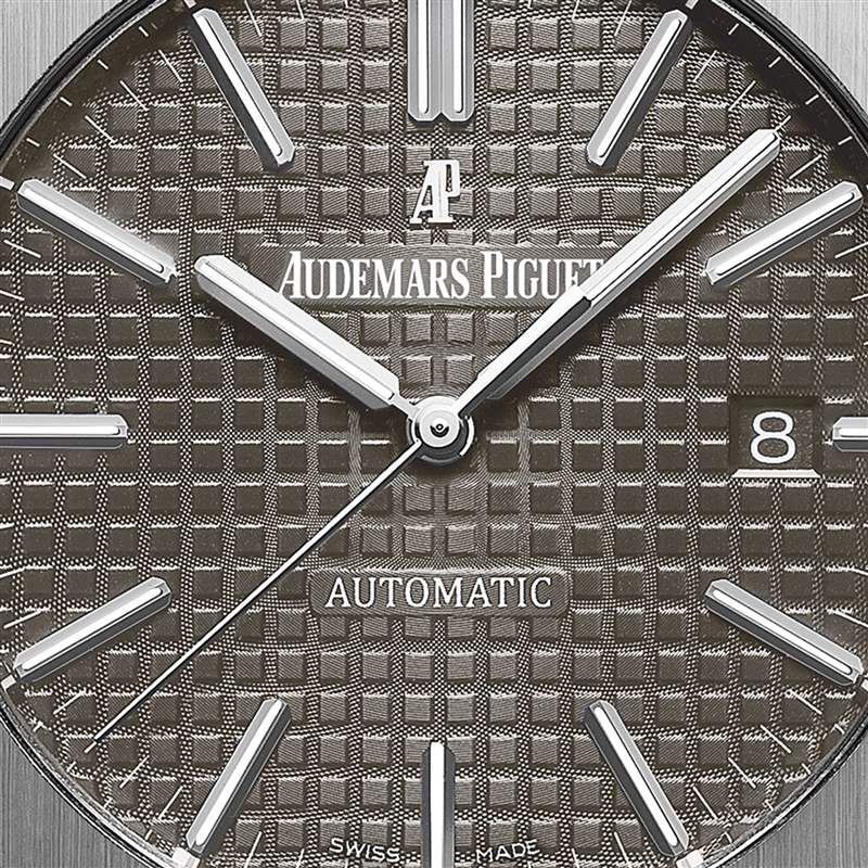 灰面的15450ST身價(jià)介於藍(lán)面與銀面之間，過去一年中價(jià)格漲幅達(dá)57%。（Source：IG@audemarspiguet）