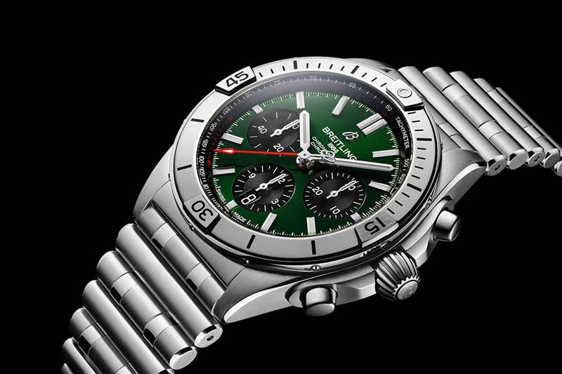 百年靈 Chronomat B01 42 Bentley 配備綠色表盤和黑色對(duì)比色計(jì)時(shí)盤