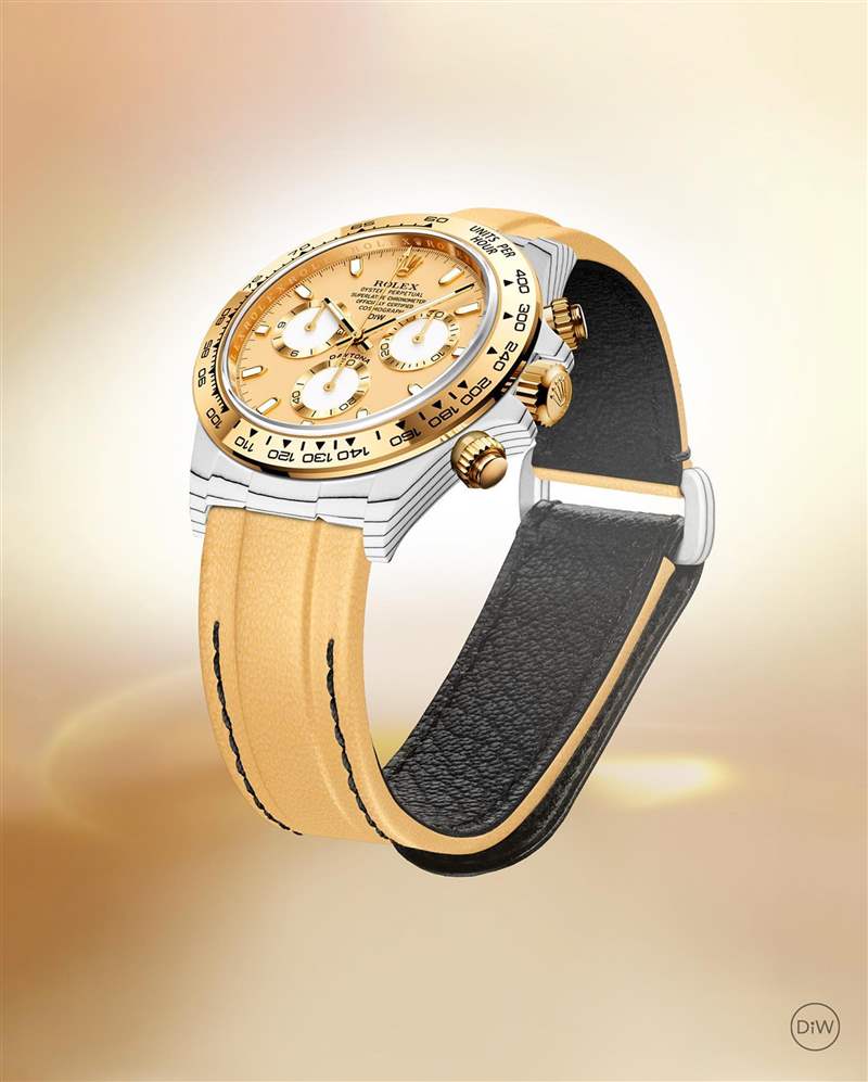 表帶擁有中央隆起造型加上黑色縫線顯得別具一格,搭配魔鬼氈可以更貼合手腕上。 (Source:Designa Individual) Rolex Daytona特殊黃金改裝手表白色石英表殼自帶間紋盛惠50萬-復(fù)刻表