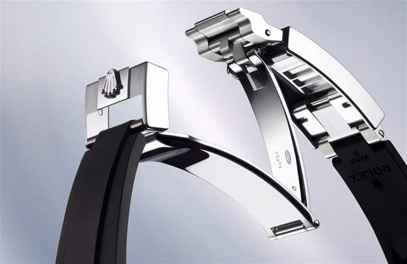 Oysterflex橡膠錶帶搭配勞力士設(shè)計並獲得專利的白金摺疊蠔式保險扣，能有效防止帶扣意外開啟，且搭配Glidelock延展裝置，最多能延展15mm。（Rolex）