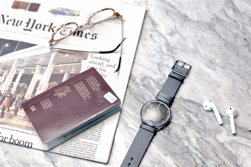 Ressence 推出 E-Crown 系統(tǒng),在機(jī)械表中以電子方式設(shè)置時(shí)間-復(fù)刻表