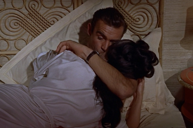 詹姆斯邦德看著他的手表