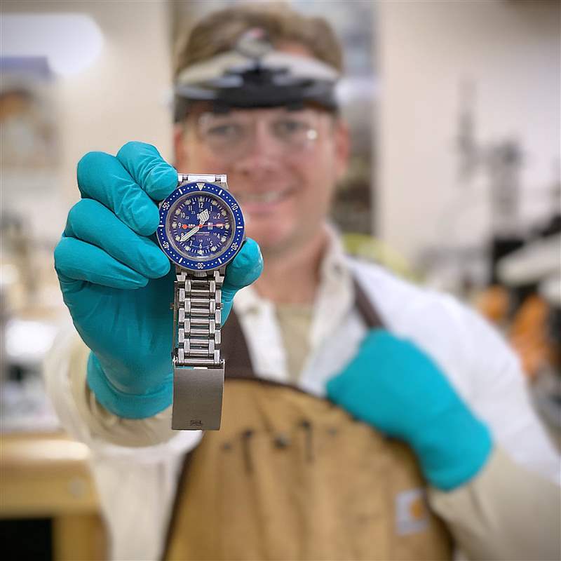 拿著手表的男人