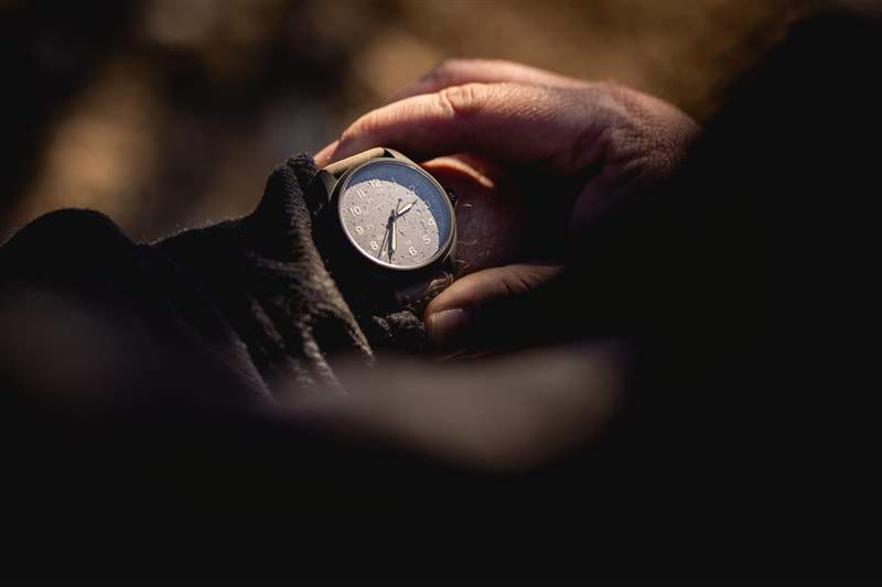 推出全新漢密爾頓卡其野戰系列鈦金屬自動腕表,演繹經典設計-復刻表