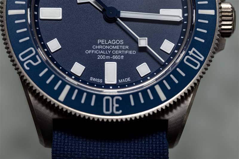 Tudor Pelagos FXD 表盤特寫顯示標記和表圈