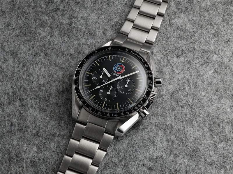 這只OMEGA手表據說一位義大利高級鐘表經銷商特別向歐米茄訂制了一批面盤印有Apollo-Soyuz Test Project Logo的登月表以茲紀念，數量不超過500只。 （Source：timeandtidewatchbes）