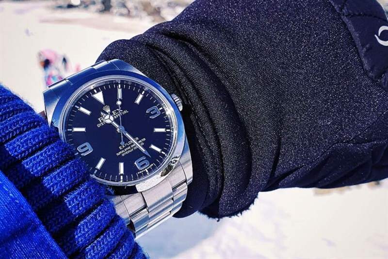 而「EXPLORER」一字也從12點移至6點位。 當年還有兩項改動爭議，其一就是拿走了