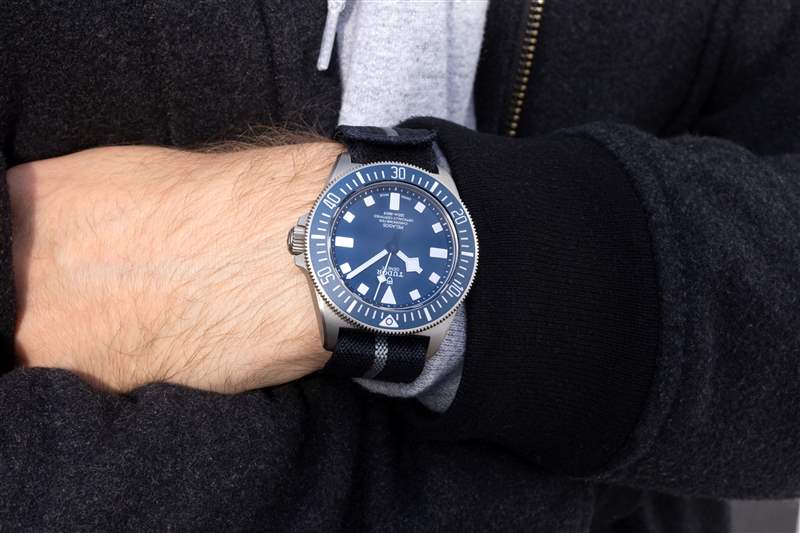模特手腕上的 Tudor Pelagos FXD