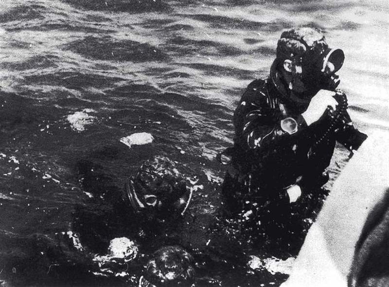 但事實上，也有少數表冠「離群傾左」，難道這些腕表統統為左撇子而設？ 答案