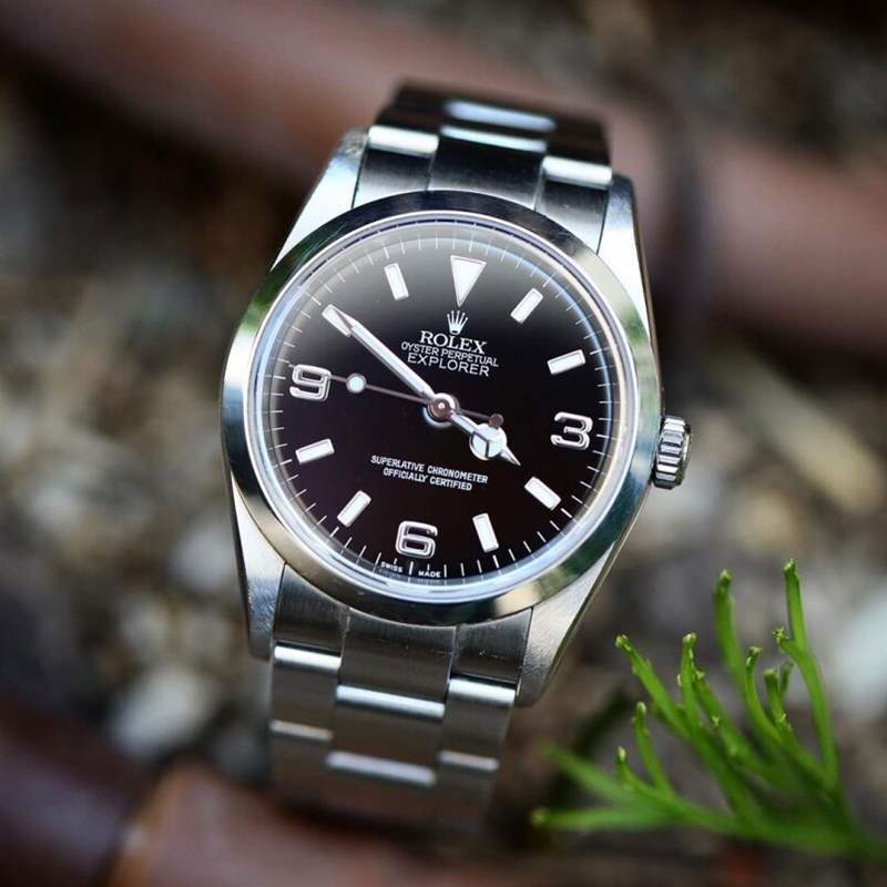 2001推出年的114270，心臟換上更穩定的3130機芯，外表大致一樣，只是時標的邊框