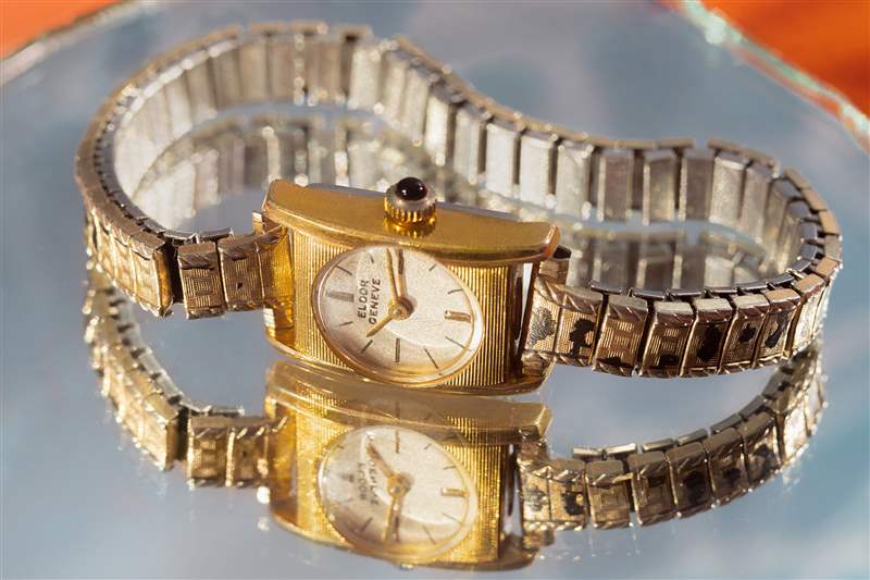 Eldor Geneve 手表在鏡子上