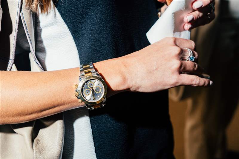 一個人手腕上的手表