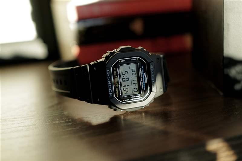 陽光下桌子上的卡西歐 G-Shock。