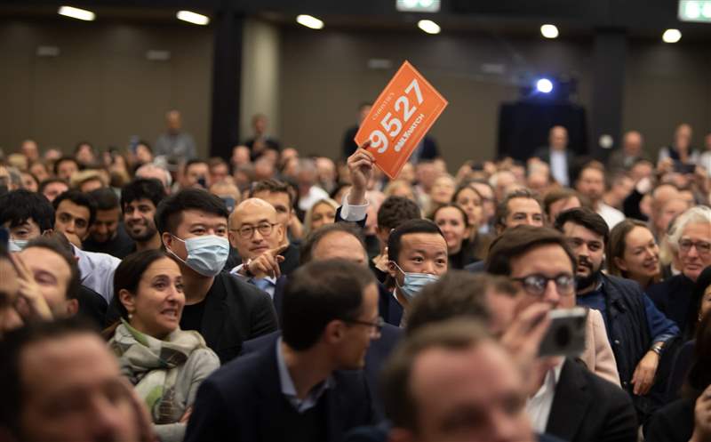 一位競標(biāo)者在 Only Watch 2021 上舉起手。