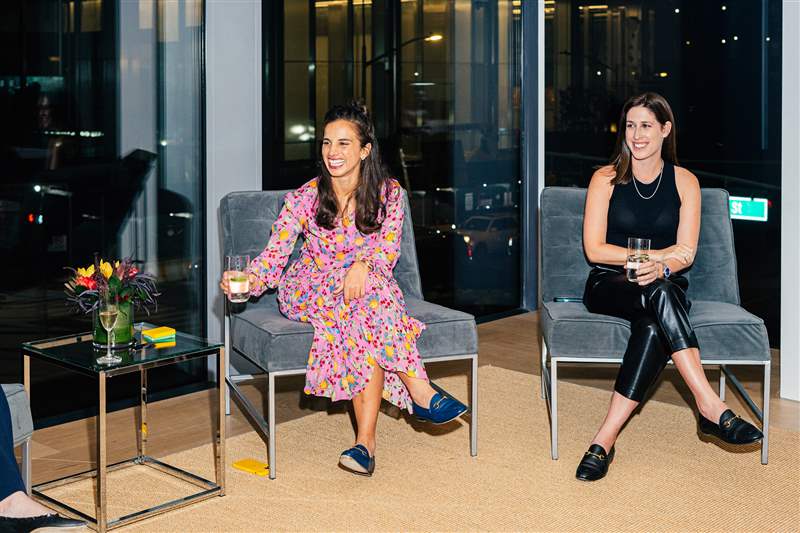 椅子上的兩個人