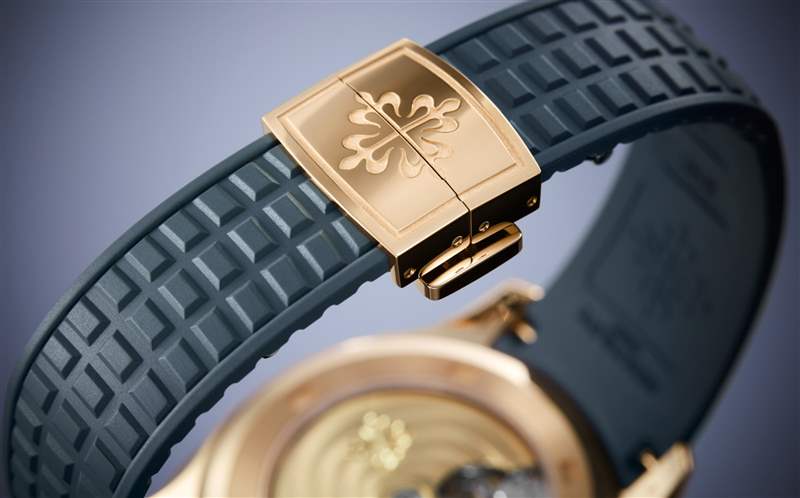 5261R采用玫瑰金表殼，至于藍灰色調的橡膠表帶以及面盤與系列前作Aquanaut Luce 5067A有似曾相識的味道。 （PATEK PHILIPPE）