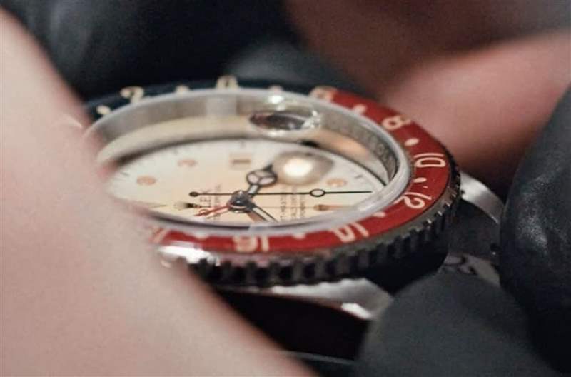 改裝錶品牌在改造手錶前，先將手錶重新修復，接著便開始進行一連串的仿舊設計改造。（IG@artisansdegeneve）