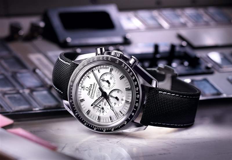 311.32.42.30.04.003的面盤走黑白漫畫風(fēng)格,包括小秒盤和面盤外緣前14分鐘刻度都有特別的設(shè)計。 (OMEGA) OMEGA|第2代超霸史努比登月手表最新行情限量1970只升幅達450%-復(fù)刻表