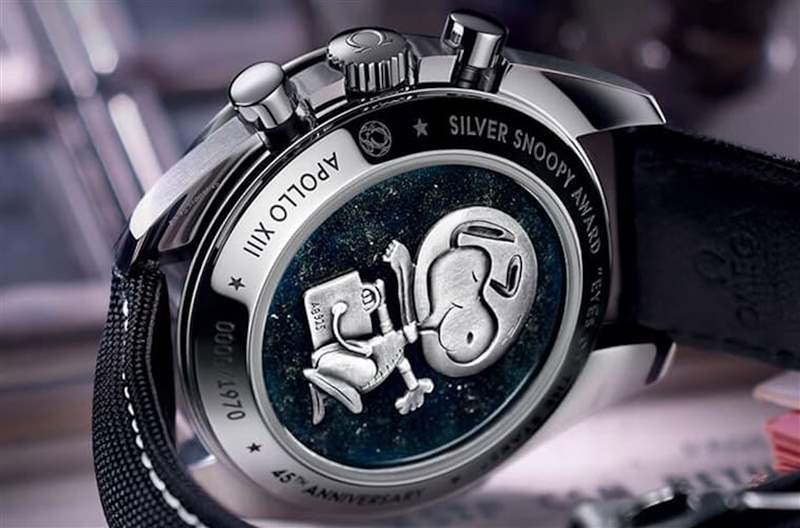 手錶底蓋刻上立體的銀史努比獎?wù)拢唧w而微地展現(xiàn)手錶創(chuàng)作的淵源。(OMEGA) OMEGA|第2代超霸史努比登月手表最新行情限量1970只升幅達450%-復(fù)刻表