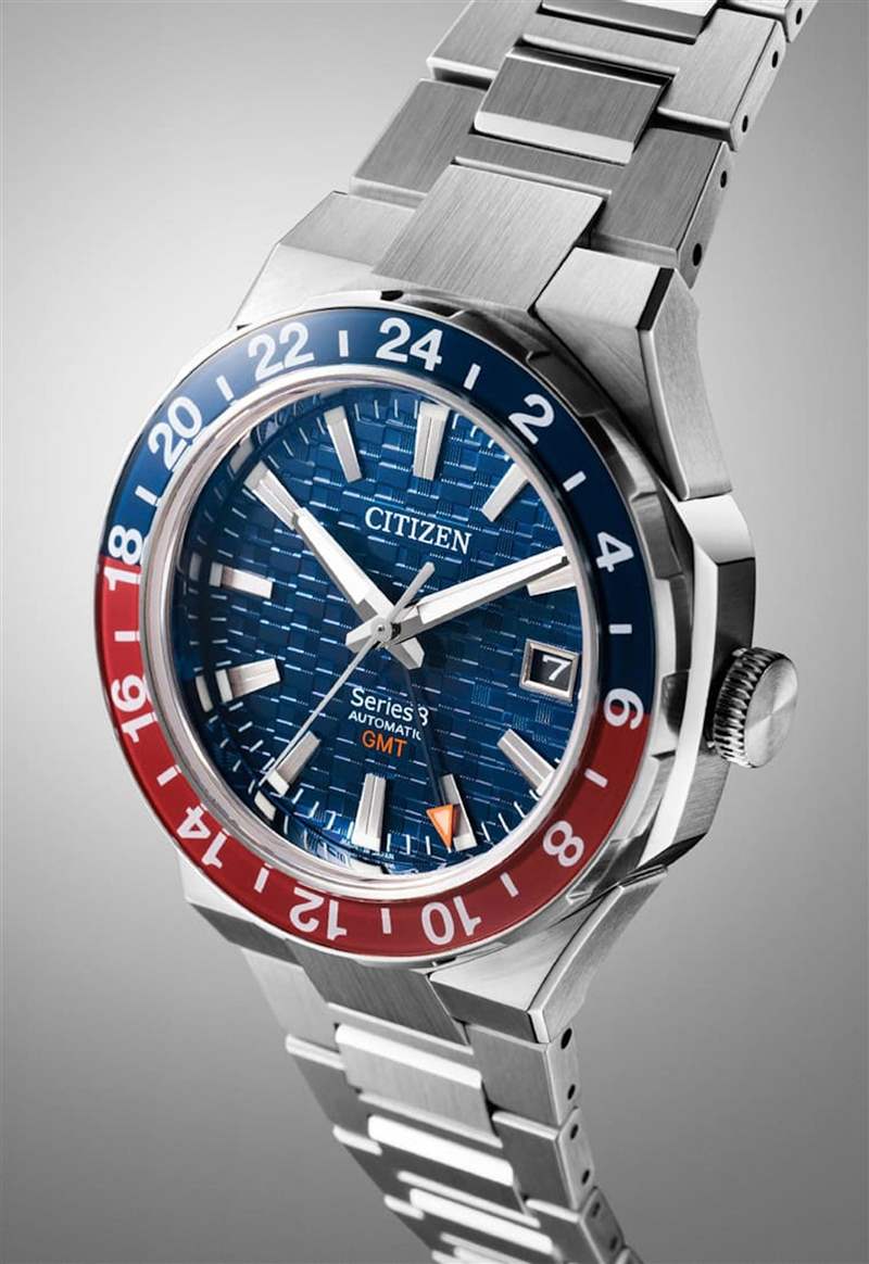 藍紅雙色表圈，搭配面盤上的GMT指針顯示兩地時間，這樣的設(shè)計讓人想起”R”牌的名作GMT-Master II。 （CITIZEN官網(wǎng)）
