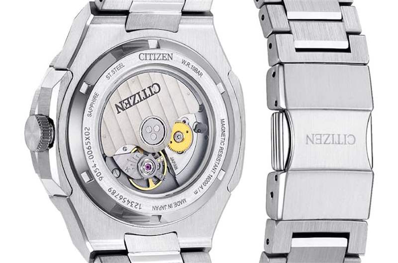 透明底蓋下是手表搭載的機芯，讓人可以窺見機械表有別于石英表的本質(zhì)。 （CITIZEN官網(wǎng)）